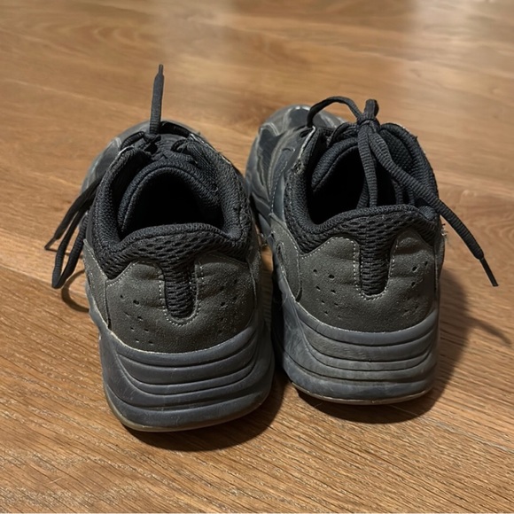Adidas Yeezy 700 Boost Utility Black - Picture 2 of 5